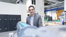 Samraj Peter, gerente global de linha de produtos NEMO®, apresentando um grande Bomba Helicoidal NEMO® em uma instalação industrial moderna.