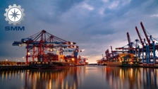 Cena vibrante com navios de carga e guindastes na feira marítima “ SMM ”, em Hamburgo, que mostra o dinamismo do setor marítimo.